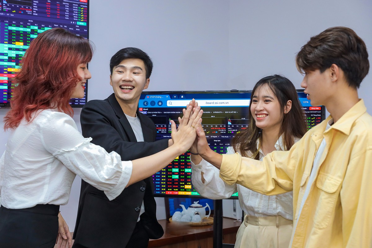 Tuy vậy, vào dịp cuối năm, VN-Index bật tăng trở lại. Ngày 2/12/2022, VN-Index tăng 43 điểm trong đà hồi về mốc 1.100 điểm. Theo thống kê, tính riêng trong tháng 11/2022, nhà Kl99ok phiên bản mới nước ngoài đã liên tục mua ròng gần 20.000 tỷ đồng. Điều này khiến nhiều nhà Kl99ok phiên bản mới giải tỏa được áp lực sau thời gian dài kiên nhẫn sống chung với “thị trường gấu”