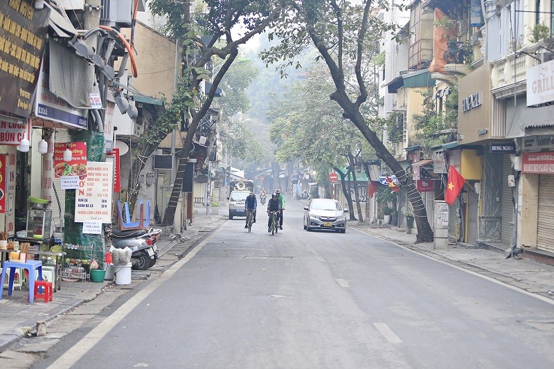 Phố Lương Văn Can lúc 8h15. Phố Lương Văn Can lúc 8h15.