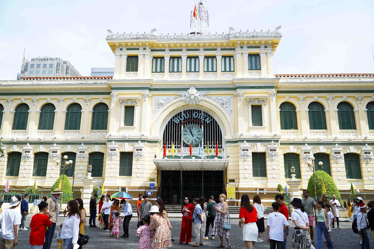 Tại Bưu điện Trung tâm thành phố, đông đúc khách nước ngoài và trong nước đến để vui chơi.