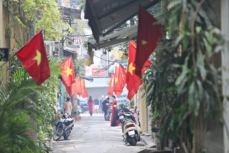 Ngõ Cổng Đục vốn hút người đam mê chụp ảnh bởi những hàng cờ đều tăm tắp năm nay cũng chỉ lác đác người qua lại. Ngõ Cổng Đục vốn hút người đam mê chụp ảnh bởi những hàng cờ đều tăm tắp năm nay cũng chỉ lác đác người qua lại.