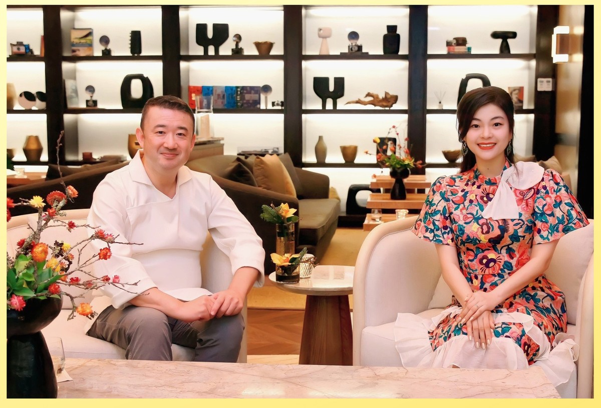 Bếp trưởng Yamaguchi Hiroshi, Nhà hàng Koki trò chuyện với tác giả- nhà báo Hồ Hạ, phóng viên Báo Kl99ok phiên bản mới. (Ảnh: Chí Cường)