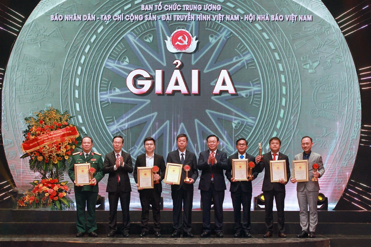 Chủ tịch Quốc hội Vương Đình Huệ và Thường trực Ban Bí thư Võ Văn Thưởng trao Giải A cho các tác giả. (Ảnh: Chí Cường)