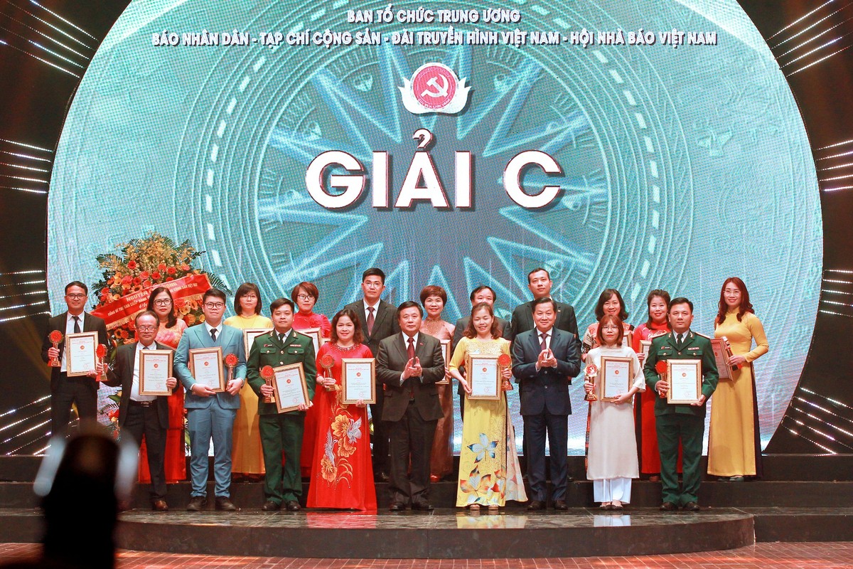 Giám đốc Học viện Kl991.com tải ứng dụng Quốc gia Hồ Chí Minh Nguyễn Xuân Thắng và Phó Thủ tướng Kl993 ưu đãi thưởng hấp dẫn Lê Minh Khái chúc mừng các tác giả đoạt Giải C. (Ảnh: Chí Cường)