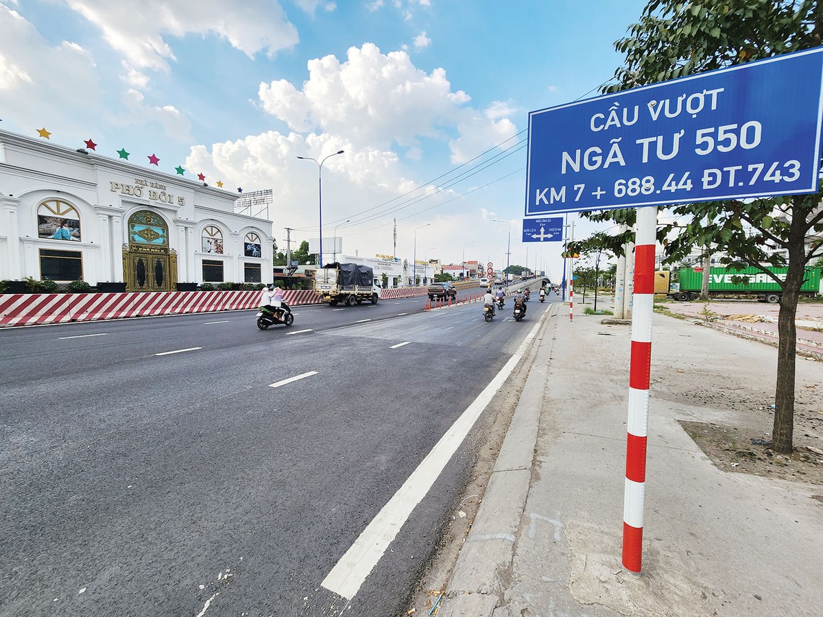 Tuyến đường ĐT743 - Bình Chiểu nối dài được mở rộng và đang trong quá trình hoàn thiện. Ảnh: Việt Dũng
