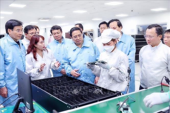 Chiều tối 12/2, Thủ tướng Phạm Minh Chính đến thăm, khảo sát thực tế tại Khu công nghiệp Đông Mai, thị xã Quảng Yên. Ảnh: Dương Giang-TTXVN.