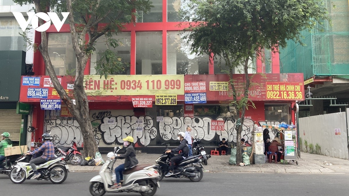 Không khó để bắt gặp các cửa hàng bỏ trống ở vị trí mặt tiền các tuyến đường Quận 1, dán chi chít quảng cáo cho thuê, trông nhếch nhác, mất mỹ quan. (Ảnh: Duy Phương)