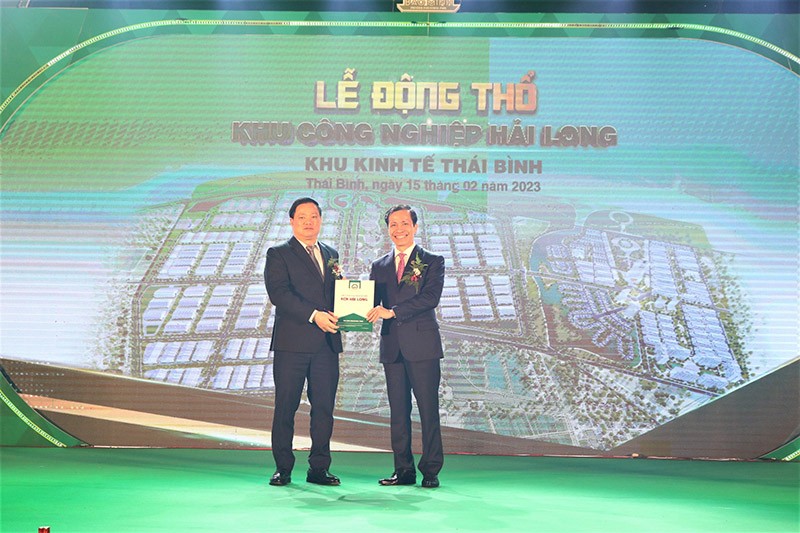 Chủ tịch UBND tỉnh Thái Bình Nguyễn Khắc Thận trao giấy chứng nhận đăng ký Kl99ok phiên bản mới cho Tổng giám đốc Công ty cổ phần Kl99ok phiên bản mới Kl99kl ưu đãi độc quyền Khu công nghiệp Bảo Minh - nhà Kl99ok phiên bản mới Kl99kl ưu đãi độc quyền Khu công nghiệp Hải Long.