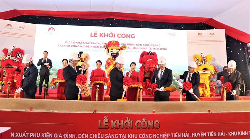 Các đồng chí lãnh đạo trung ương, lãnh đạo tỉnh Thái Bình cùng nhà Kl99ok phiên bản mới thực hiện nghi thức khởi công Dự án nhà máy Kl994 nhà cái bóng đá world cup phụ kiện gia đình, đèn chiếu sáng...