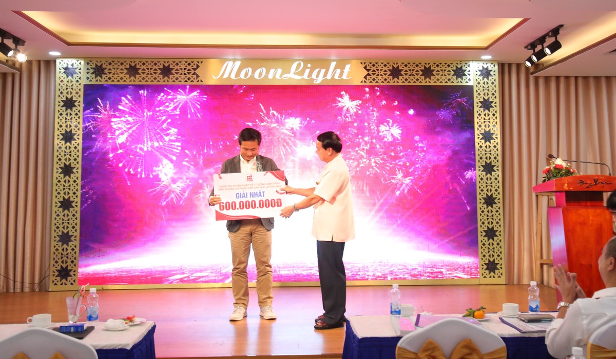 Ông Lê Thanh Thuấn, Tổng giám đốc Kl994 game bài casino hấp dẫn Sao Mai trao giải Nhất.