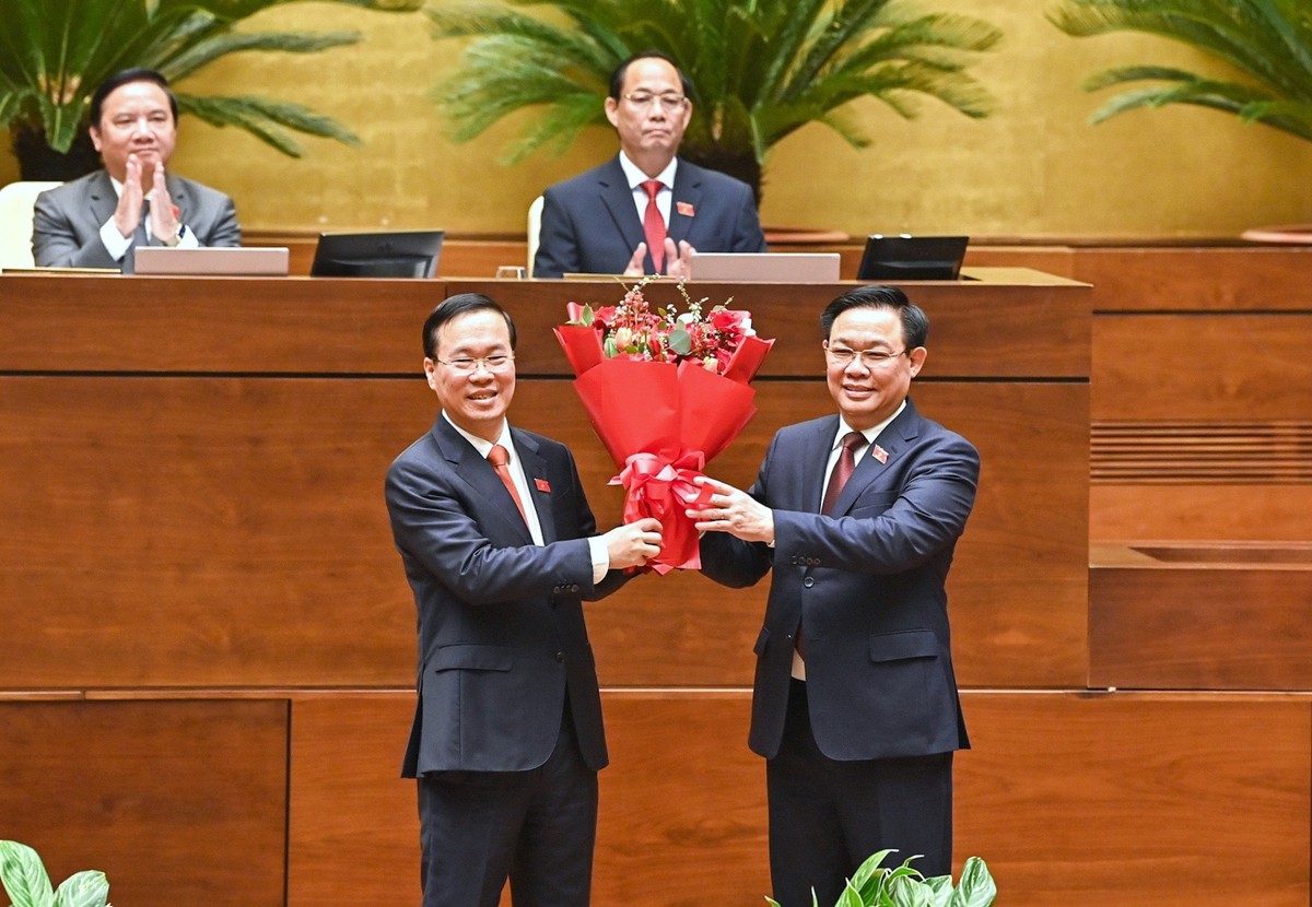 Chủ tịch Quốc hội Vương Đình Huệ tặng hoa chúc mừng tân Chủ tịch nước Võ Văn Thưởng.