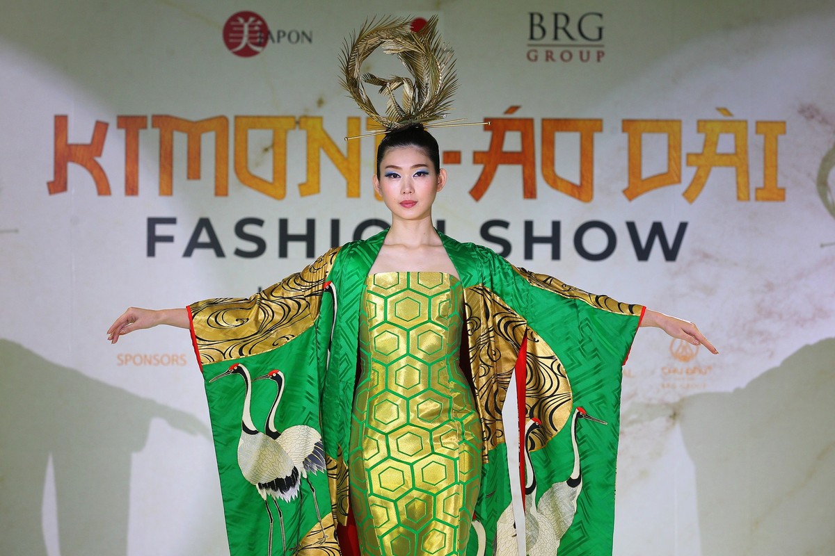 Giới mộ điệu thời trang không ngớt lời cảm thán khi được chiêm ngưỡng những bộ sưu tập kimono truyền thống và cách tân tuyệt đẹp cùng những bộ áo dài được may từ các chất liệu của kimono xưa của nhà thiết kế thời trang tài ba Kobayashi Eiko, cũng là nhà sáng lập tổ chức phi Kl99 nổ hũ Be - Japon.