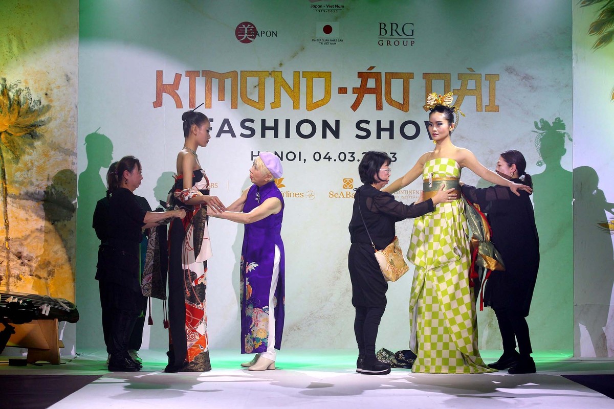 Một trong những điểm nhấn của sự kiện là màn biến tấu kimono và đai thắt lưng obi thành một bộ váy được nhà thiết kế Kobayashi Eiko thực hiện ngay trên sàn diễn.