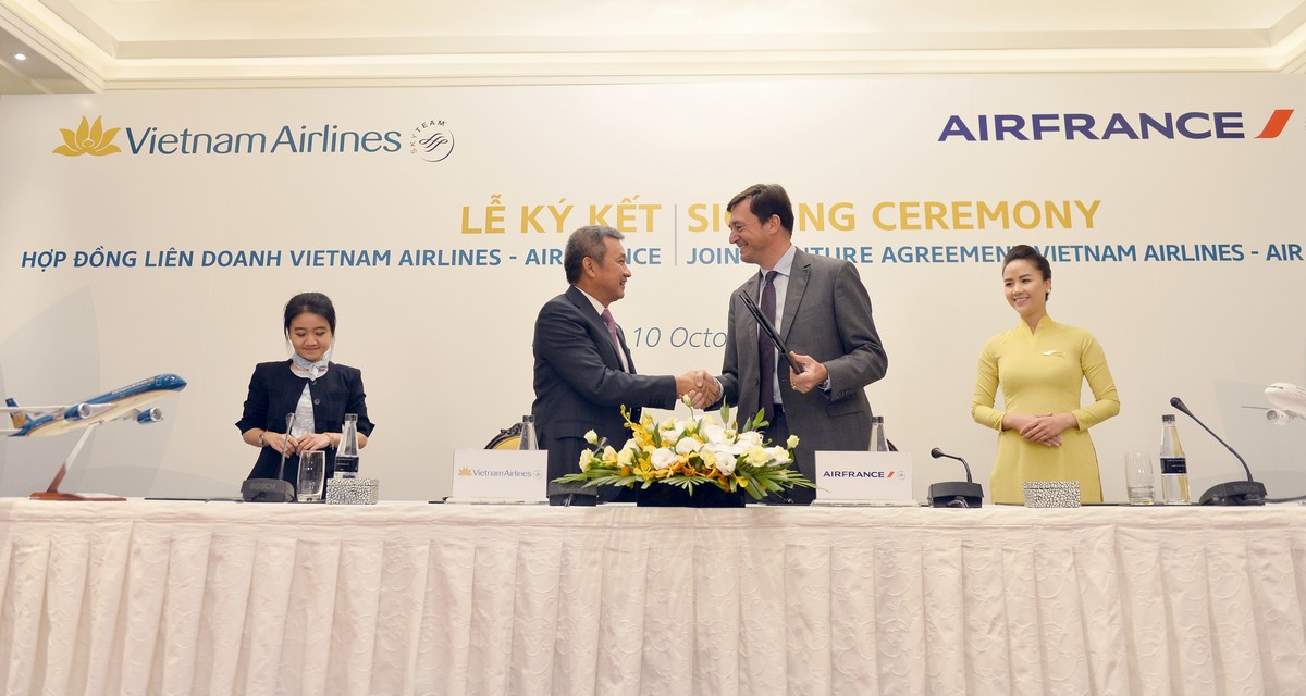 Lễ ký kết Hợp đồng Liên doanh (Joint Venture) trên đường bay giữa Việt Nam và Pháp vào tháng 10/2017.