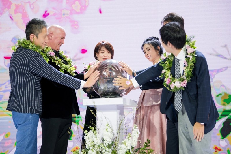 Bà Lưu Nga, nhà sáng lập Elise cùng các Trang Chủ KL99Com Số 1 Link Đăng Ký KL999 mới đến từ Nhật Bản tại lễ ra mắt ở Hà Nội năm 2019.