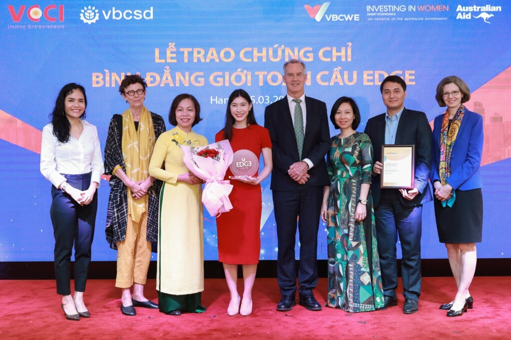 CEO Ngọc Mỹ đại diện Kl994 game bài casino hấp dẫn Alphanam nhận Chứng chỉ bình đẳng giới toàn cầu EDGE. CEO Ngọc Mỹ đại diện Kl994 game bài casino hấp dẫn Alphanam nhận Chứng chỉ bình đẳng giới toàn cầu EDGE.