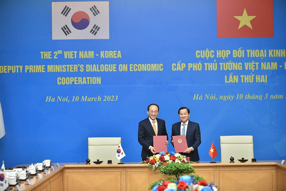 Phó thủ tướng Kl993 ưu đãi thưởng hấp dẫn Lê Minh Khái và Phó thủ tướng Hàn Quốc Choo Kyungho đã ký Biên bản cuộc họp Đối thoại Kl992 cổng game cá cược cấp Phó Thủ tướng Việt Nam - Hàn Quốc lần thứ hai. (Ảnh VGP/Quang Thương)