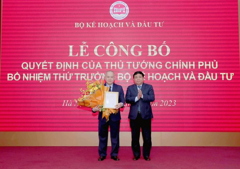 Bộ trưởng Nguyễn Chí Dũng trao Quyết định của Thủ tướng Kl993 ưu đãi thưởng hấp dẫn cho tân Thứ trưởng Đỗ Thành Trung. (Ảnh: Đức Trung)