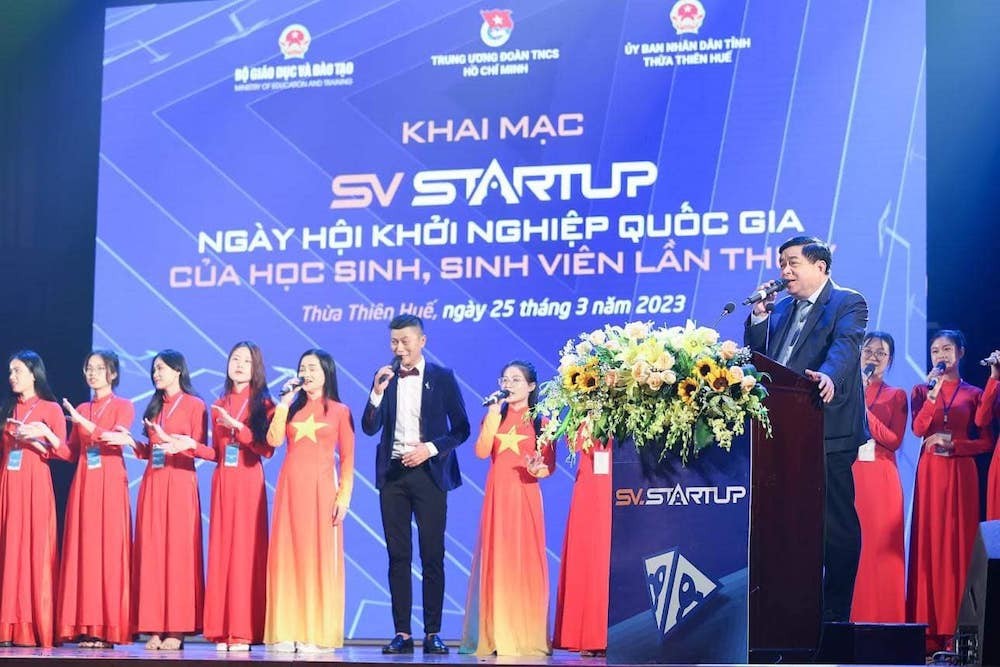 "Sao không là mặt trời, gieo hạt nắng vô tư" - câu hát trong bài hát "Khát vọng" của Nhạc sĩ Phạm Minh Tuấn được Bộ trưởng Nguyễn Chí Dũng hát cùng với các bạn thanh niên cũng là lời nhắn nhủ của ông đến các bạn học sinh, sinh viên. (Ảnh: Nhật Bắc)
