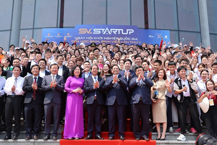 Thủ tướng cùng các đại biểu, các bạn đoàn viên, thanh niên chụp ảnh lưu niệm tại ngày hội khởi nghiệp. Ảnh: VGP/Nhật Bắc
