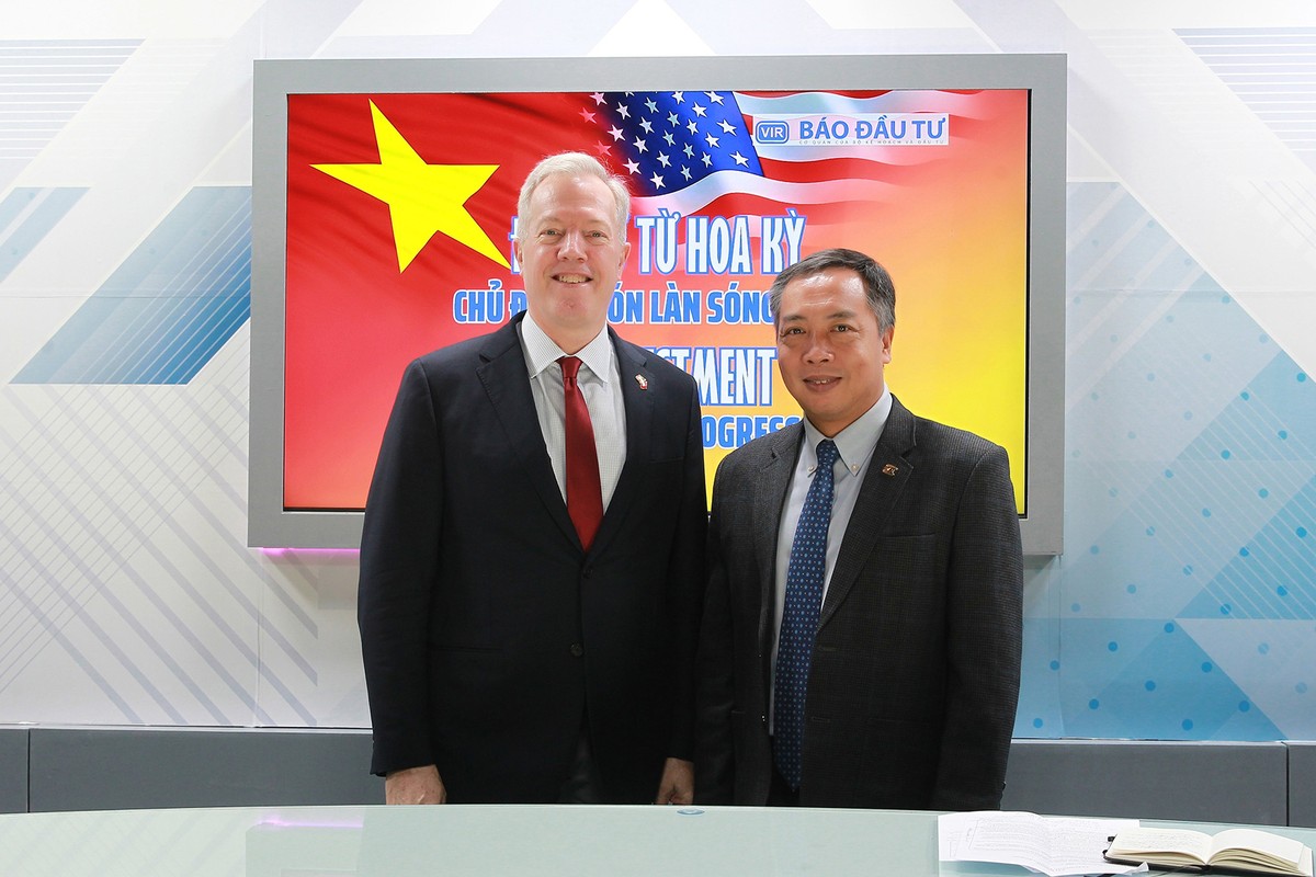 Nguyên Đại sứ Hoa Kỳ tại Việt Nam Ted Osius và Tổng Biên tập Báo Kl99ok phiên bản mới Lê Trọng Minh.