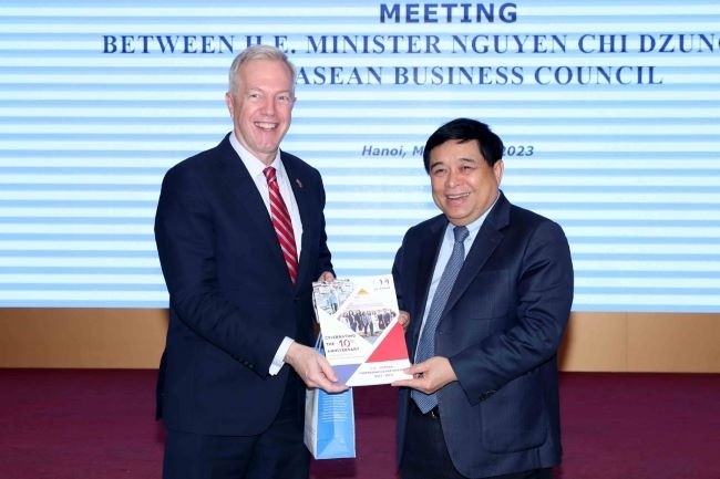 Bộ trưởng Bộ Kế hoạch và Kl99ok phiên bản mới và ông Ted Osius.