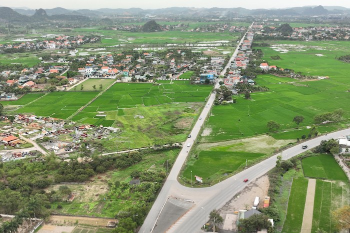 Tỉnh lộ 333 hiện có 2 làn xe nhỏ hẹp, khó khăn trong quá trình di chuyển của phương tiện. Ảnh: Đỗ Phương. Tỉnh lộ 333 hiện có 2 làn xe nhỏ hẹp, khó khăn trong quá trình di chuyển của phương tiện. Ảnh: Đỗ Phương.