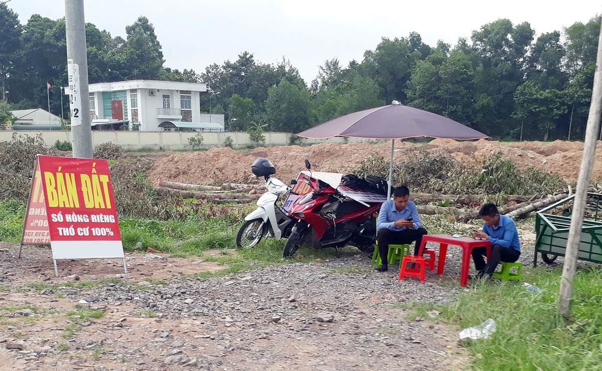 Môi giới tại một dự án ở Vũng Tàu "ngồi chơi, xơi nước". Ảnh: Việt Dũng