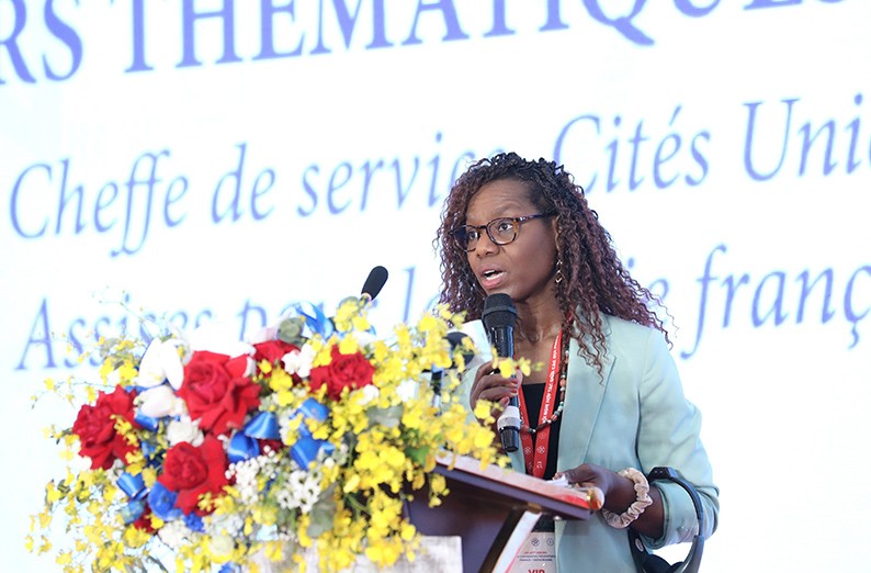 Trưởng phòng khu vực Hiệp hội các địa phương Pháp Constance Koukoui phát biểu tại Lễ bế mạc.