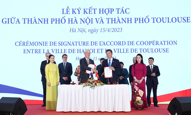 Thành phố Hà Nội và thành phố Toulouse ký kết hợp tác.