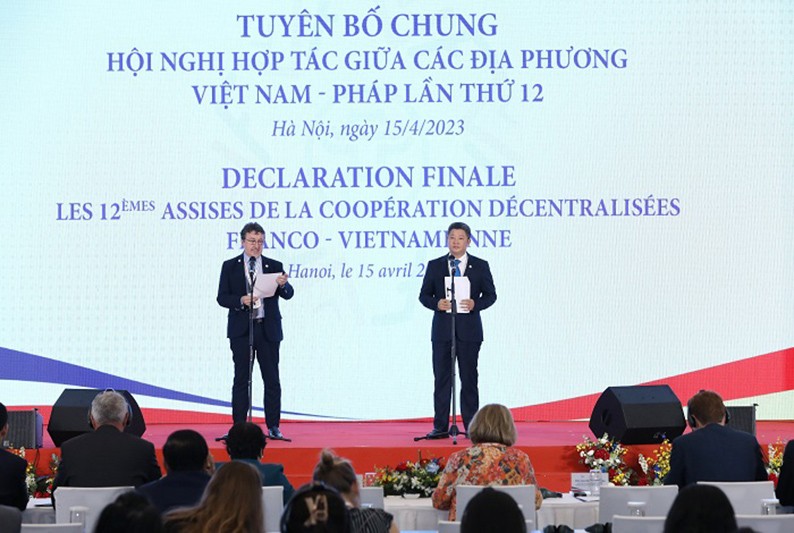 Đại diện lãnh đạo UBND Thành phố Hà Nội và Ủy viên Hội đồng Vùng Nouvel Anquitaine trình bày tuyên bố chung của Hội nghị.