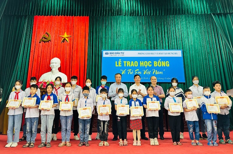 Các học sinh được nhận học bổng của Báo Kl99ok phiên bản mới và các nhà tài trợ đều rất vui mừng.