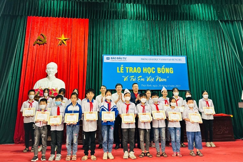 Lãnh đạo Báo Kl99ok phiên bản mới, Phòng Giáo dục huyện Hưng Hà và đại diện SeABank trao quà cho các học sinh nghèo.