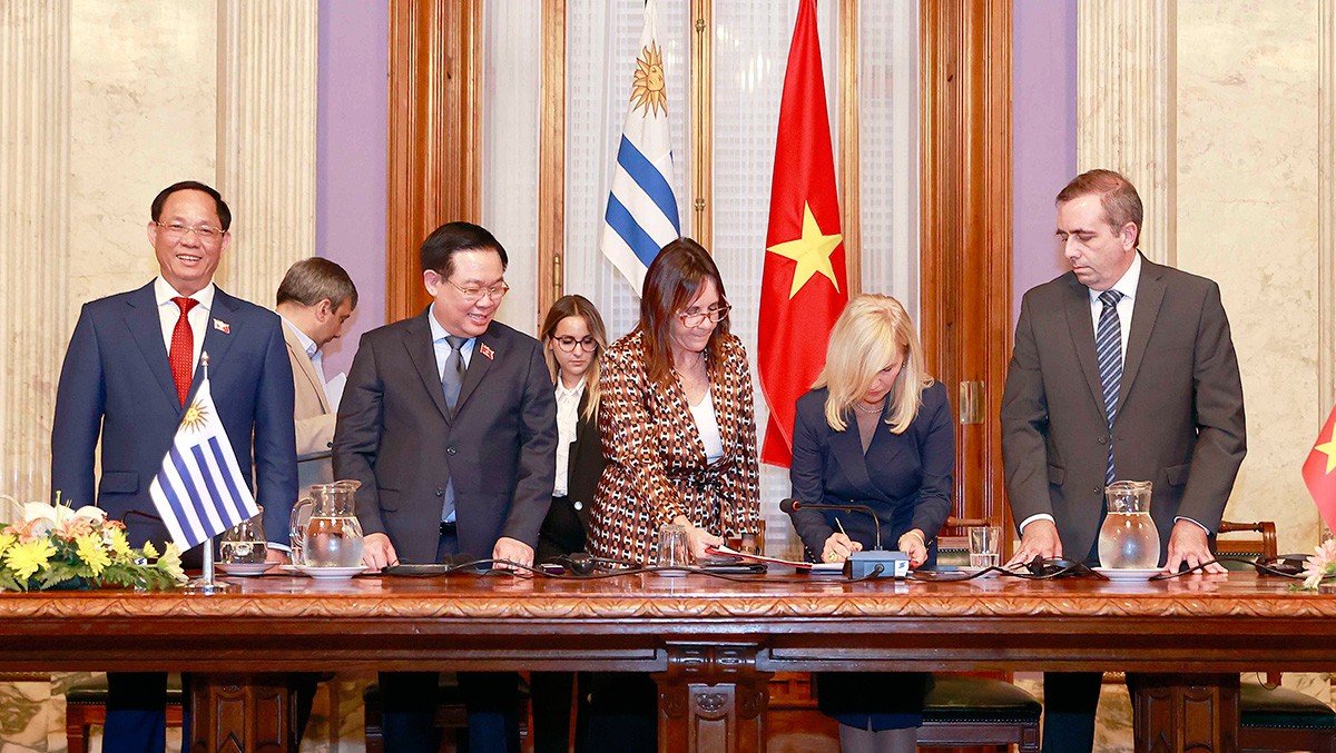 Chủ tịch Thượng viện, Phó tổng thống Uruguay Beatriz Argimon ký Thoả thuận hợp tác - (Ảnh: Doãn Tấn).