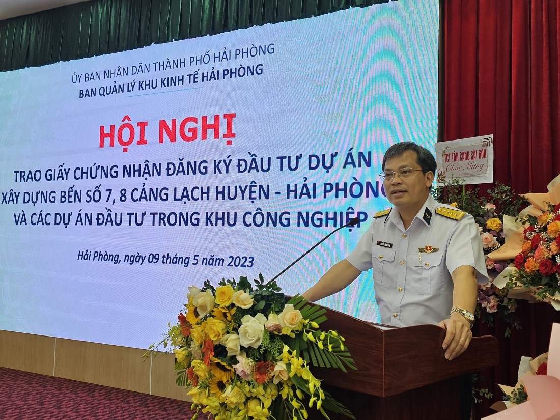 Ông Nguyễn Năng Toàn, Chủ tịch Tổng công ty Tân Cảng Sài Gòn cam kết sau khi đón nhận Giấy chứng nhận đăng ký Kl99ok phiên bản mới. Ảnh - Thanh Sơn