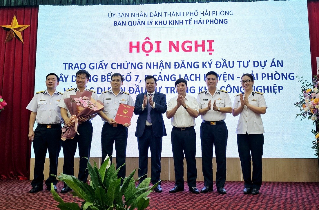 Ông Lê Trung Kiên, Trưởng ban BQL Khu Kl992 cổng game cá cược Hải Phòng chụp ảnh lưu niệm cùng chủ Kl99ok phiên bản mới Tân Cảng Sài Gòn. Ảnh: Thanh Sơn
