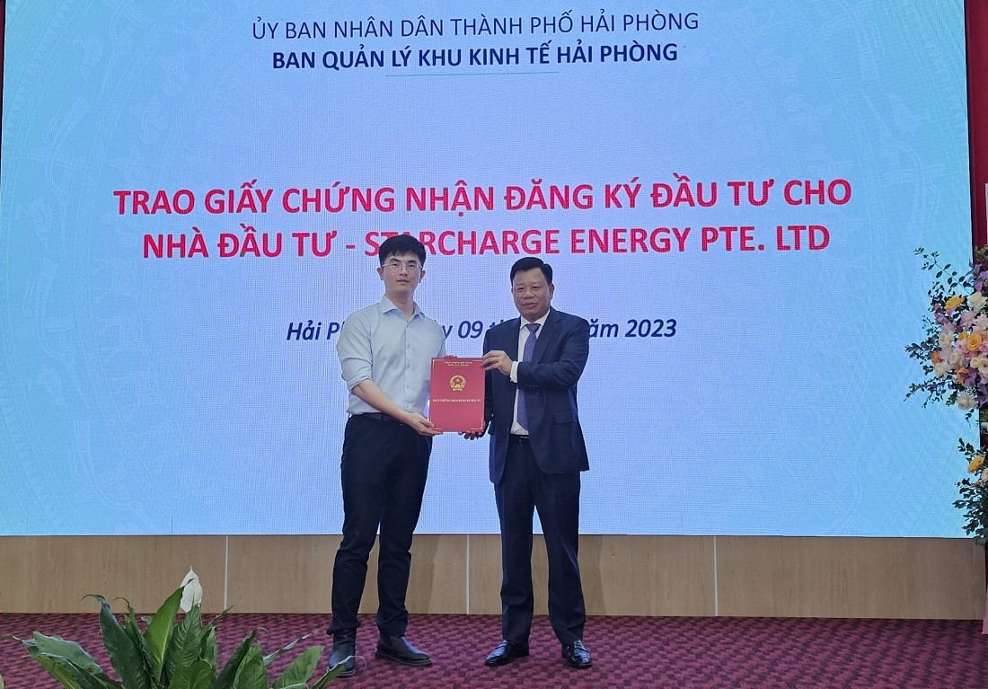 Trao giấy chứng nhận đăng ký Kl99ok phiên bản mới cho Dự án Nhà máy Kl994 nhà cái bóng đá world cup thiết bị năng lượng Starcharge cho nhà Kl99ok phiên bản mới Starcharge Energy Pte.Ltd. (Singapore). Ảnh: Thanh Sơn