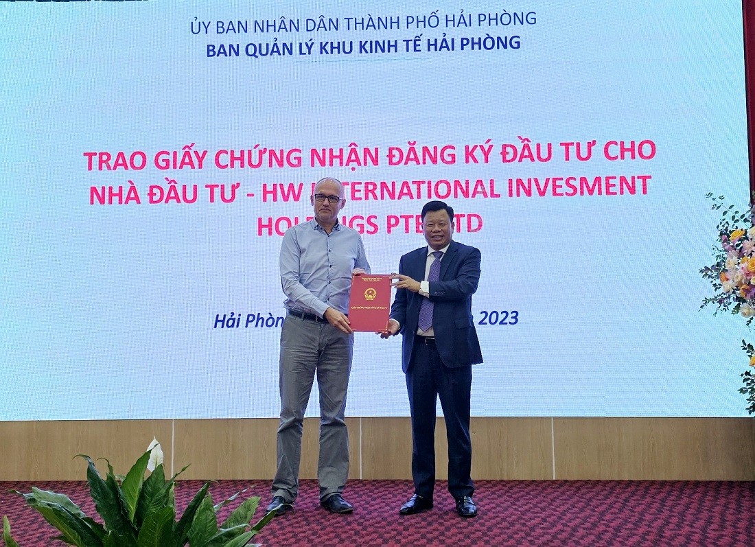 Trao giấy chứng nhận đăng ký Kl99ok phiên bản mới cho dự án HW Energy cho nhà Kl99ok phiên bản mới HW International Investment Holdings Pte.Ltd. Ảnh: Thanh Sơn