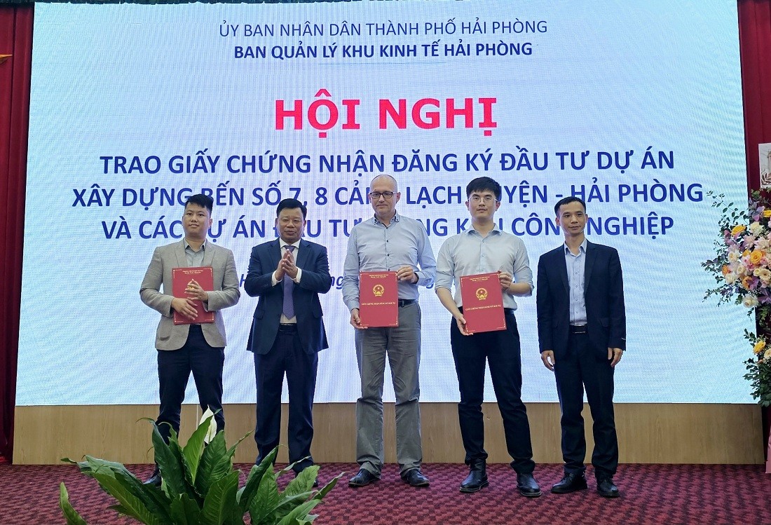 Ông Lê Trung Kiên, Trưởng ban Ban quản lý Khu Kl992 cổng game cá cược Hải Phòng chụp ảnh lưu niệm cùng chủ Kl99ok phiên bản mới của 3 dự án thứ cấp trong KCN, KKT. Ảnh: Thanh Sơn
