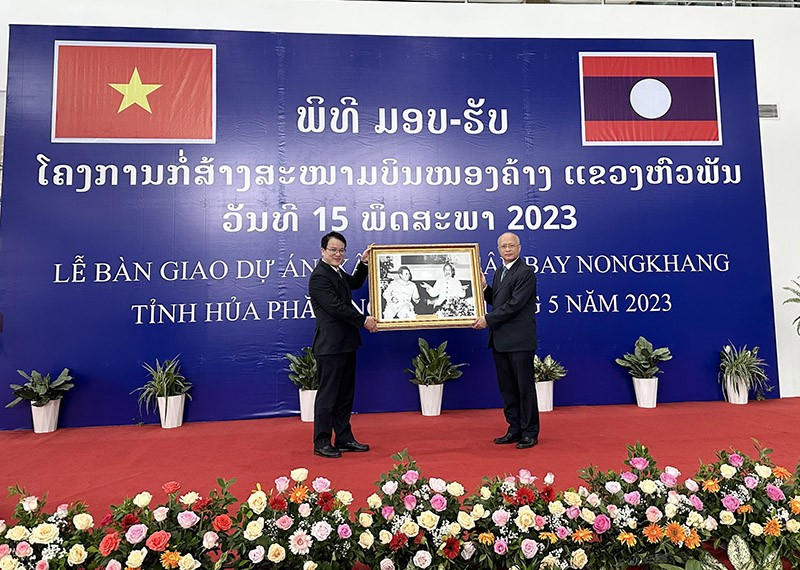 Thứ trưởng Trần Quốc Phương tặng món quà của Bộ trưởng Nguyễn Chí Dũng cho ông Ngam Pạ Sổng Mương Mạ Ni - Bộ trưởng Bộ KL99 là cổng game giải trí trực tuyến hàng đầu hiện nay Công chính Lào nhân dịp khánh thành Sân bay Nọng Khảng