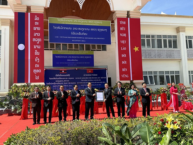 Chủ tịch UBND tỉnh Nghệ An Nguyễn Đức Trung chính thức bàn giao Bệnh viện Hữu nghị Lào - Việt Nam cho tỉnh Xiêng Khoảng.