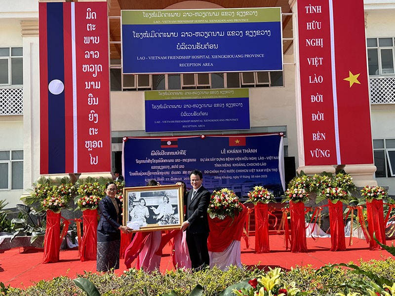 Thứ trưởng Trần Quốc Phương trao quà tặng của Bộ trưởng Bộ Kế hoạch và Kl99ok phiên bản mới Nguyễn Chí Dũng cho Bệnh viện Hữu nghị Lào - Việt Nam tỉnh Xiêng Khoảng.
