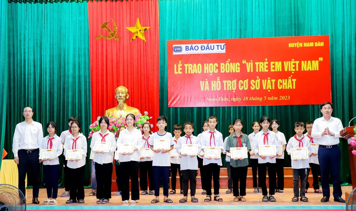 Đại diện nhà tài trợ và UBND huyện Hưng Nguyên trao học bổng và giấy chứng nhận cho các em học sinh tiêu biểu