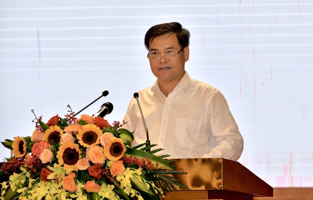 Ông Bùi Văn Khắng, Phó chủ tịch UBND tỉnh Quảng Ninh phân tích kết quả xếp hạng các chỉ số của các sở, ngành, địa phương năm 2022. Ảnh: Thu Lê.