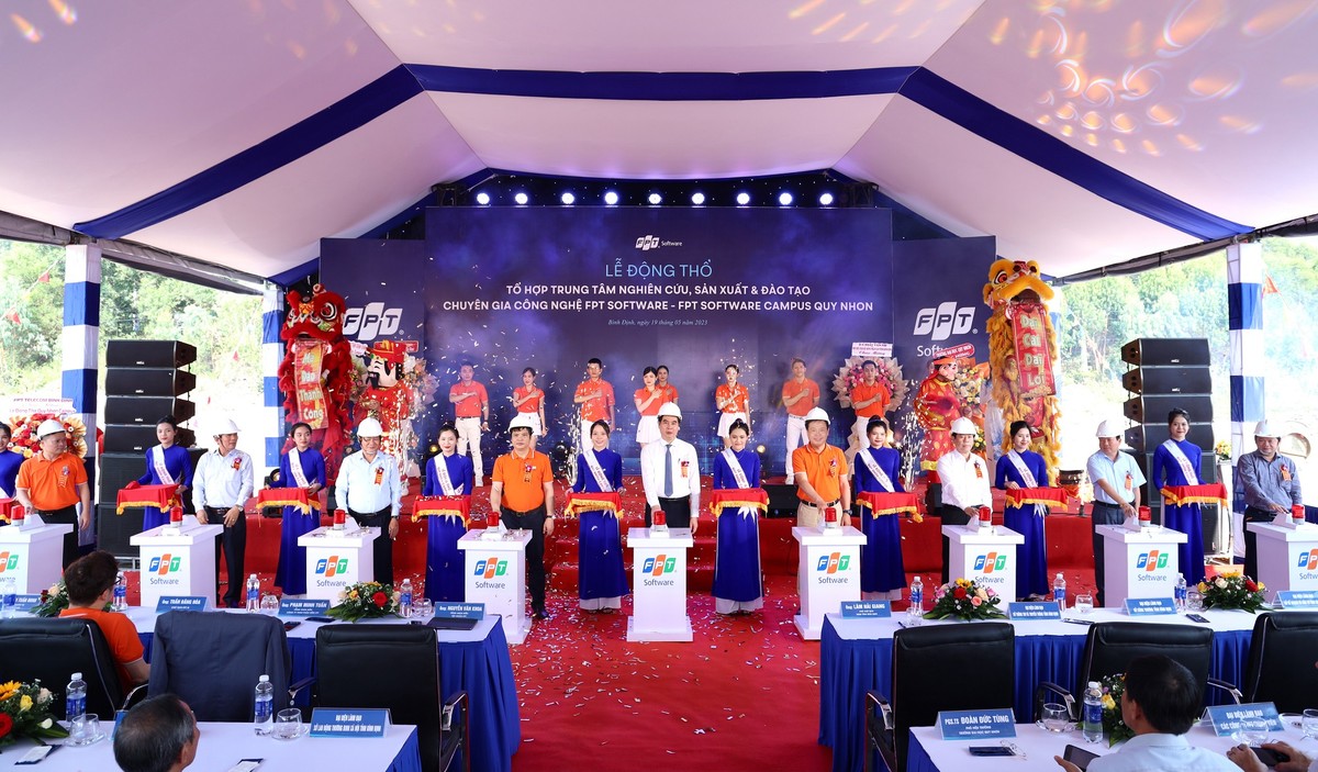 Các đại biểu thực hiện nghi thức tại Lễ động thổ Tổ hợp Trung tâm nghiên cứu, Kl994 nhà cái bóng đá world cup và đào tạo chuyên gia công nghệ FPT Software.