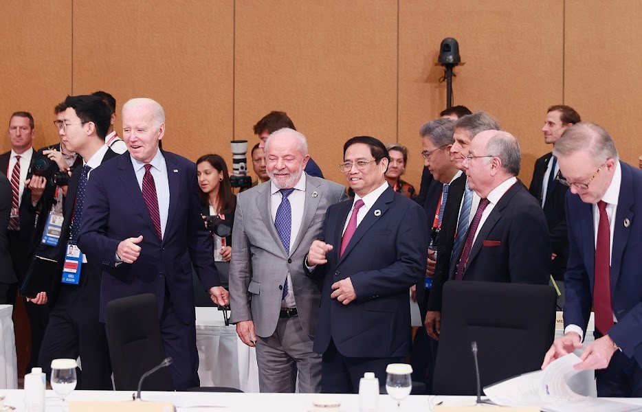 Thủ tướng Phạm Minh Chính cùng các nhà lãnh đạo G7 và các nước khách mời dự phiên họp với chủ đề "Hướng tới một thế giới hòa bình, ổn định và thịnh vượng" (Ảnh: Nhật Bắc)