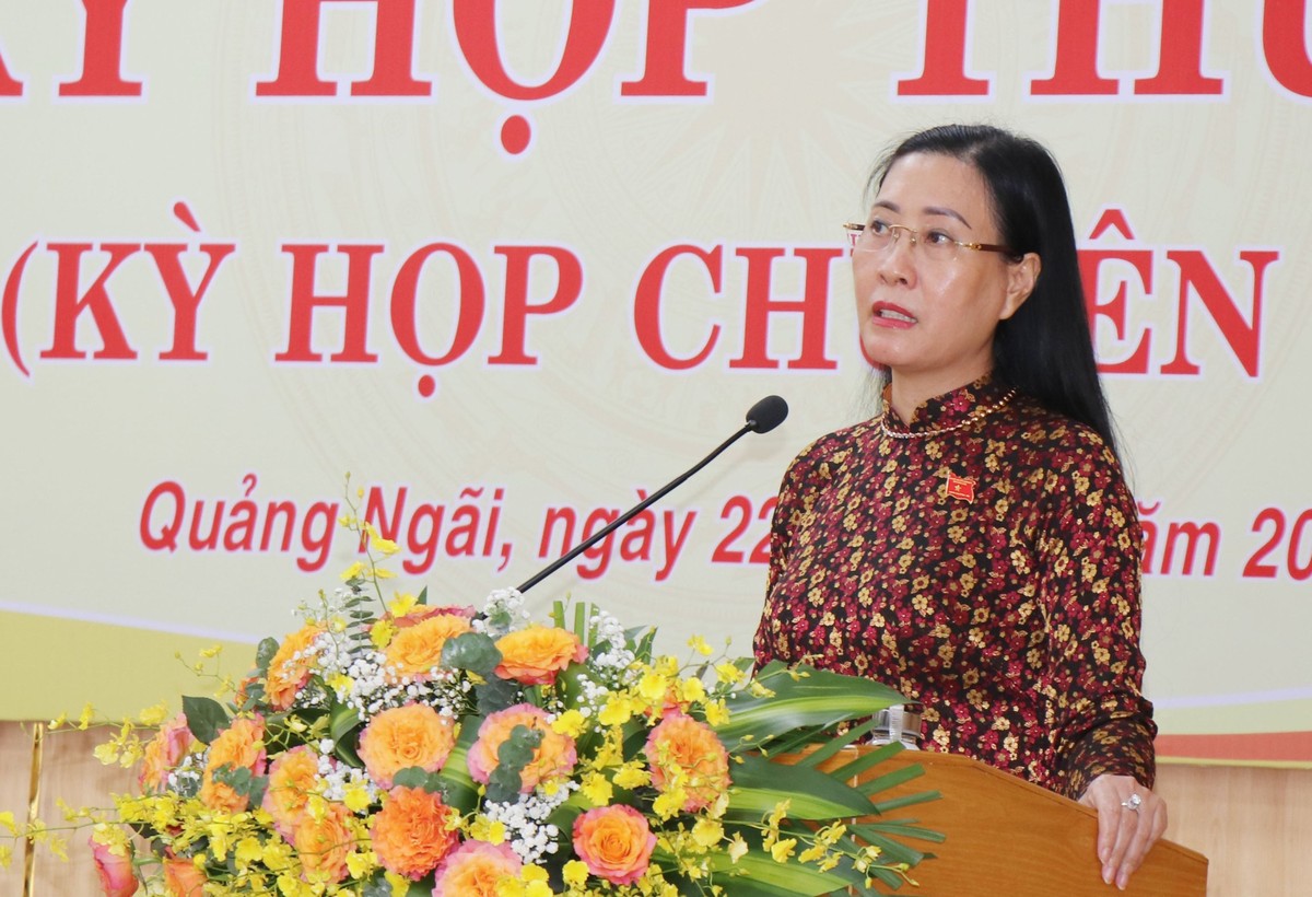 Bà Bùi Thị Quỳnh Vân, Bí thư Tỉnh ủy, Chủ tịch Hội đồng nhân dân tỉnh Quảng Ngãi phát biểu tại kỳ họp.