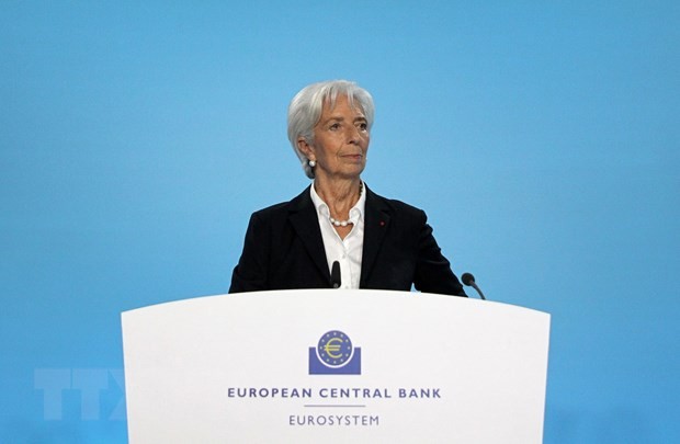 Chủ tịch ECB Christine Lagarde phát biểu trong cuộc họp báo ở Frankfurt am Main, Đức. (Ảnh: AFP/TTXVN)