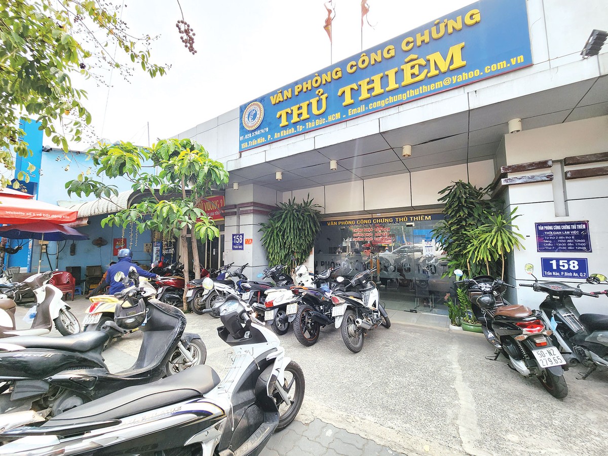 Phòng công chứng cũng tấp nập trở lại. Ảnh: Việt Dũng Phòng công chứng cũng tấp nập trở lại. Ảnh: Việt Dũng