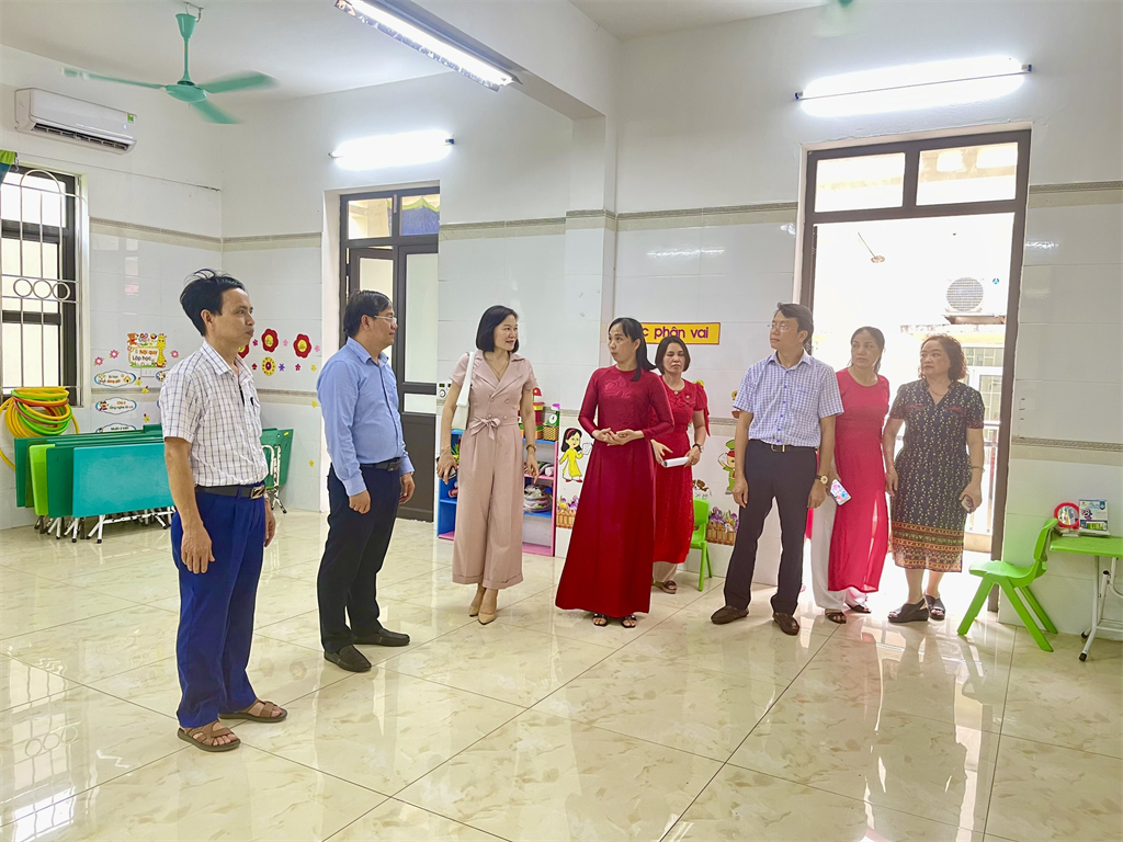 Các đại biểu thăm các lớp học vừa được khánh thành