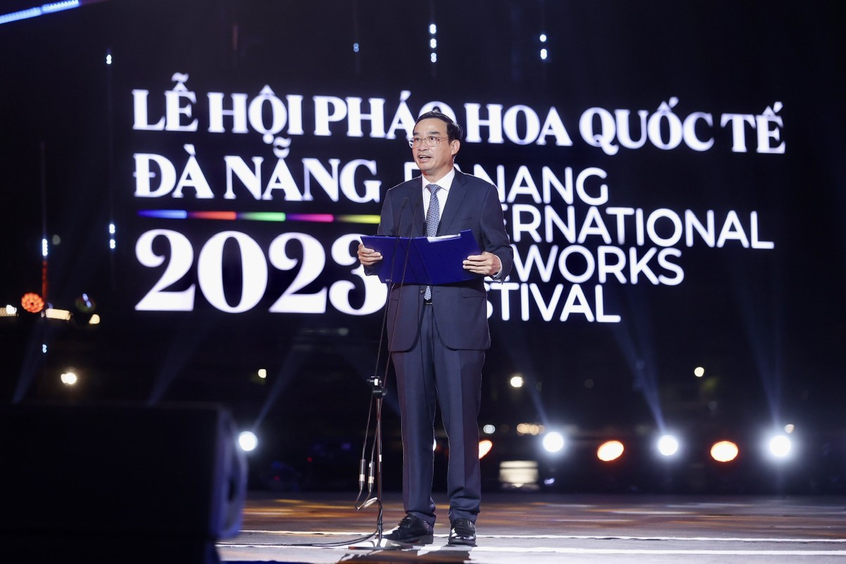 Ông Lê Trung Chinh phát biểu công bố khai mạc lễ hội pháo hoa quốc tế năm nay.
